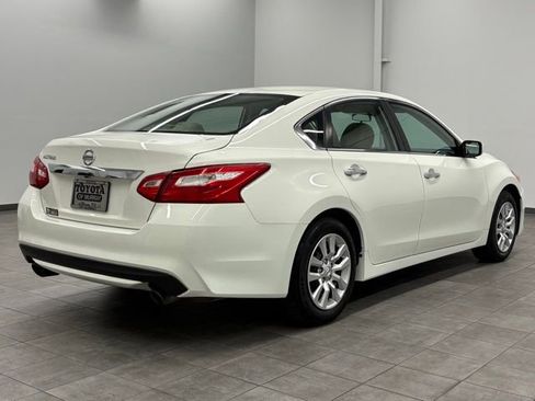 Used 2016 Nissan Altima 2.5 S w/ Power Driver Seat Package FWD image 2