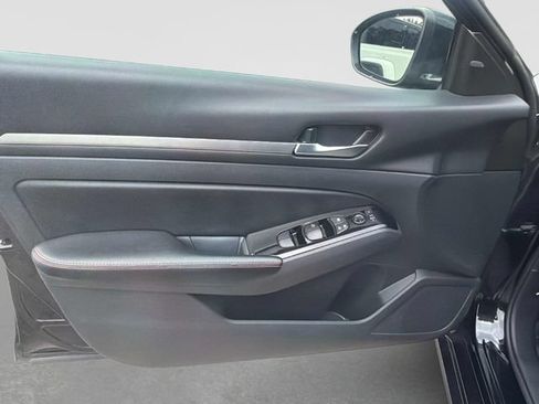 Used 2024 Nissan Altima 2.5 SR FWD image 19