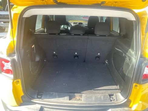 Used 2023 Jeep Renegade Latitude w/ Sun & Fun Group AWD/4WD image 8