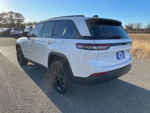 Used 2024 Jeep Grand Cherokee Limited w/ Black Appearance Package image 3