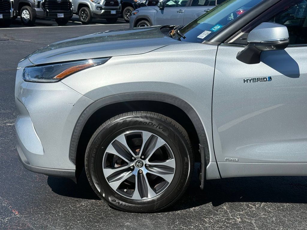 Used 2021 Toyota Highlander XLE AWD/4WD image 2