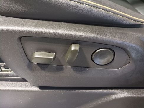 Used 2023 GMC Yukon SLT w/ SLT Luxury Package image 17