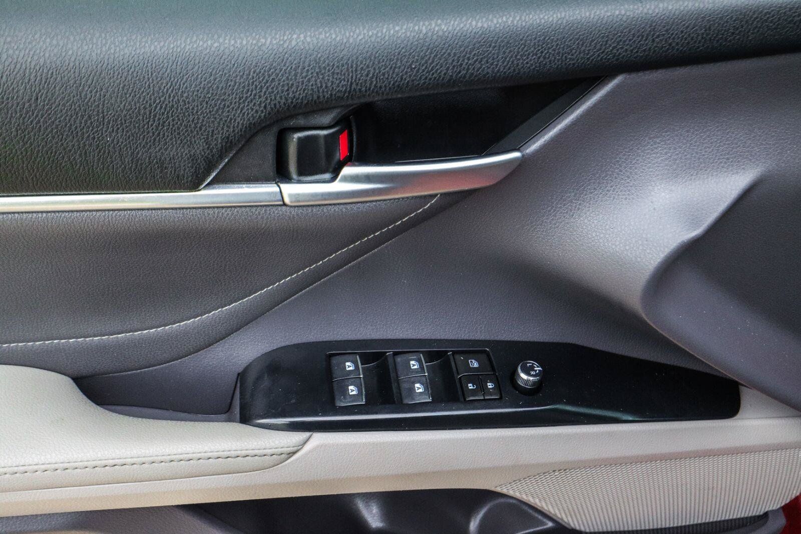 Used 2018 Toyota Camry XSE FWD image 33