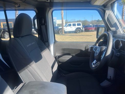 Certified 2023 Jeep Gladiator Overland image 17