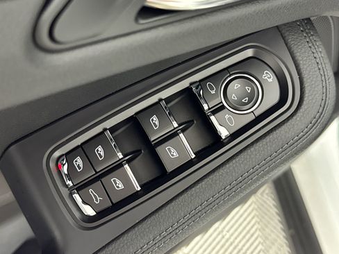 Certified 2025 Porsche Macan image 13