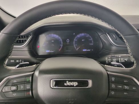 Used 2025 Jeep Grand Cherokee Laredo w/ Luxury Tech Group I AWD/4WD image 33