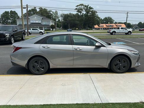 Used 2023 Hyundai Elantra SEL FWD image 4