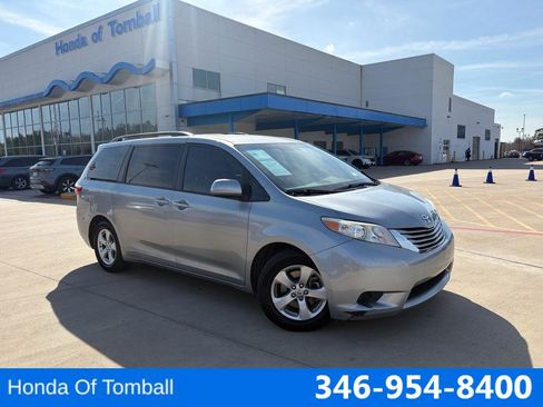 Used 2017 Toyota Sienna LE image 1