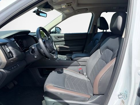 Used 2025 Nissan Pathfinder Platinum AWD/4WD image 12