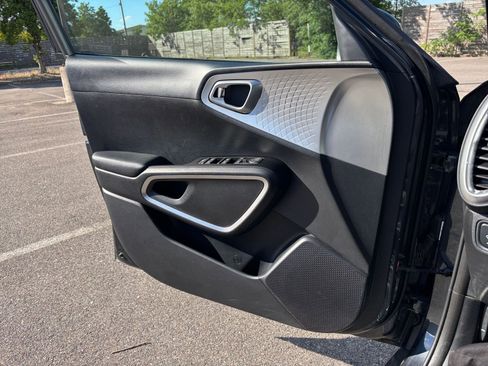 Used 2025 Kia Soul LX w/ LX Technology Package FWD image 18
