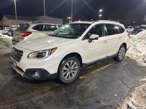 Used 2017 Subaru Outback 3.6R Touring image 2