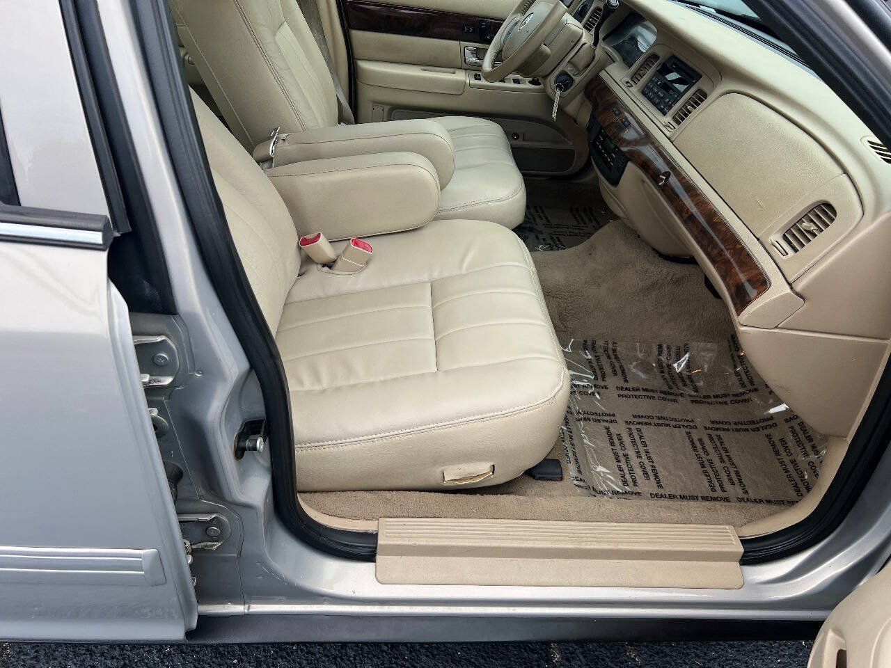 Used 2010 Mercury Grand Marquis LS RWD image 28