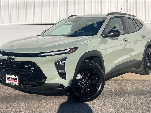 Used 2025 Chevrolet Trax ACTIV image 2