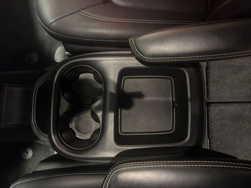 Used 2025 Chrysler Pacifica Select image 42