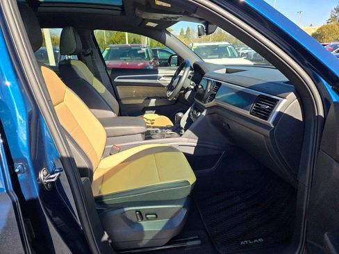 Used 2023 Volkswagen Atlas Cross Sport SEL R-Line image 6