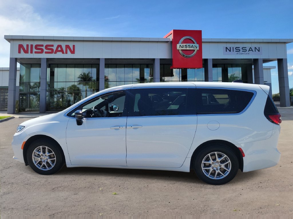 Used 2025 Chrysler Pacifica Select FWD image 31