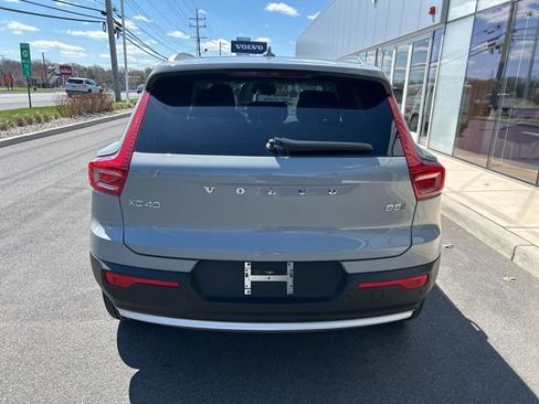 Used 2025 Volvo XC40 B5 Core image 4