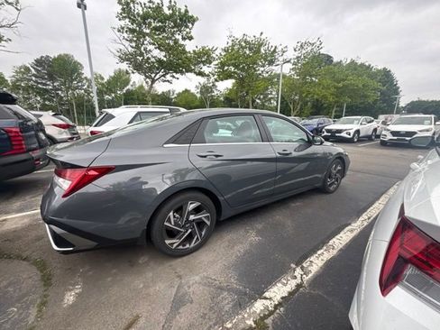 Certified 2025 Hyundai Elantra Limited FWD image 9