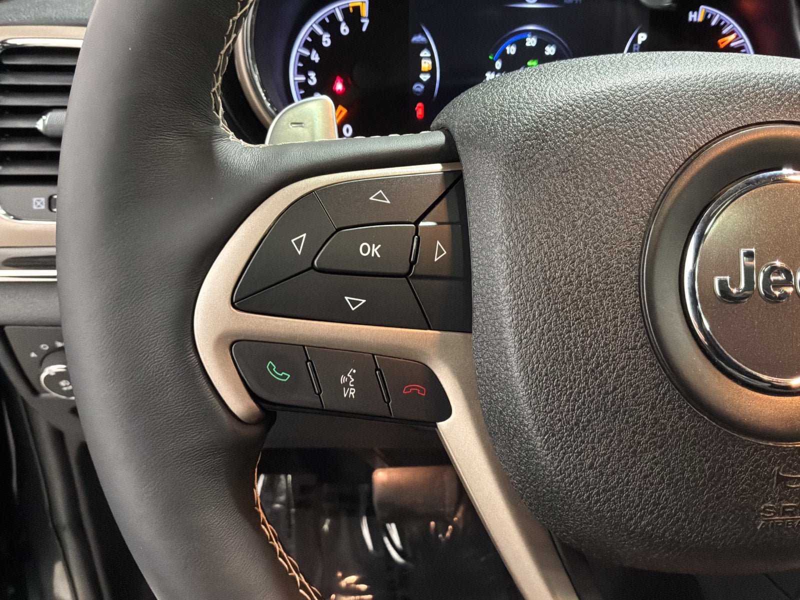 Used 2015 Jeep Grand Cherokee Overland AWD/4WD image 17