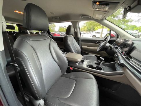 Used 2025 Kia Carnival FWD image 31