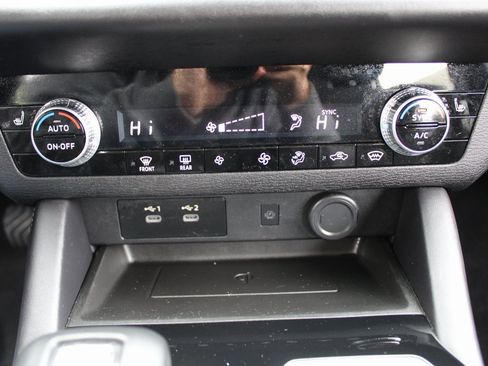 Used 2025 Mitsubishi Outlander SE image 18