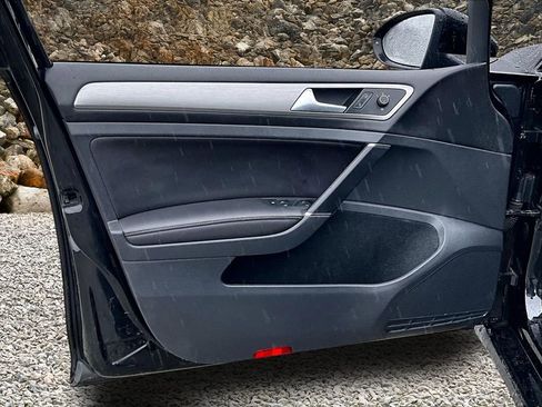 Used 2017 Volkswagen Golf SE image 21