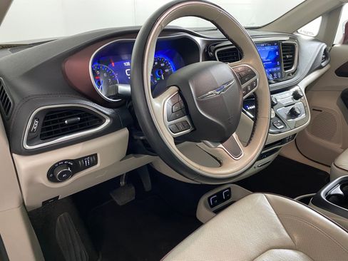 Used 2017 Chrysler Pacifica Limited image 4