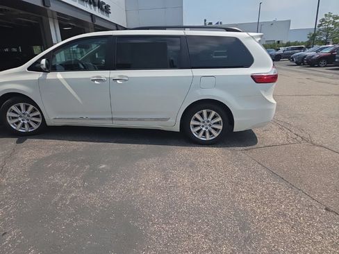 Used 2017 Toyota Sienna Limited Premium FWD image 7