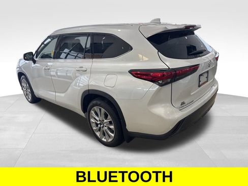 Used 2023 Toyota Highlander Limited image 3