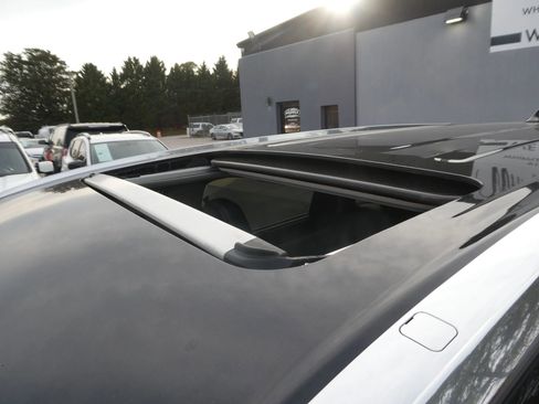 Used 2019 Toyota Highlander XLE image 10