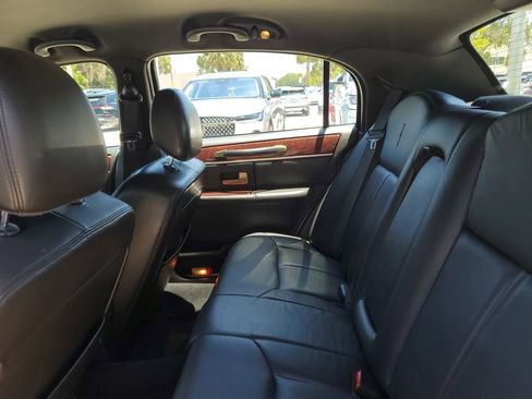 Used 2010 Lincoln Town Car Signature Limited RWD image 10