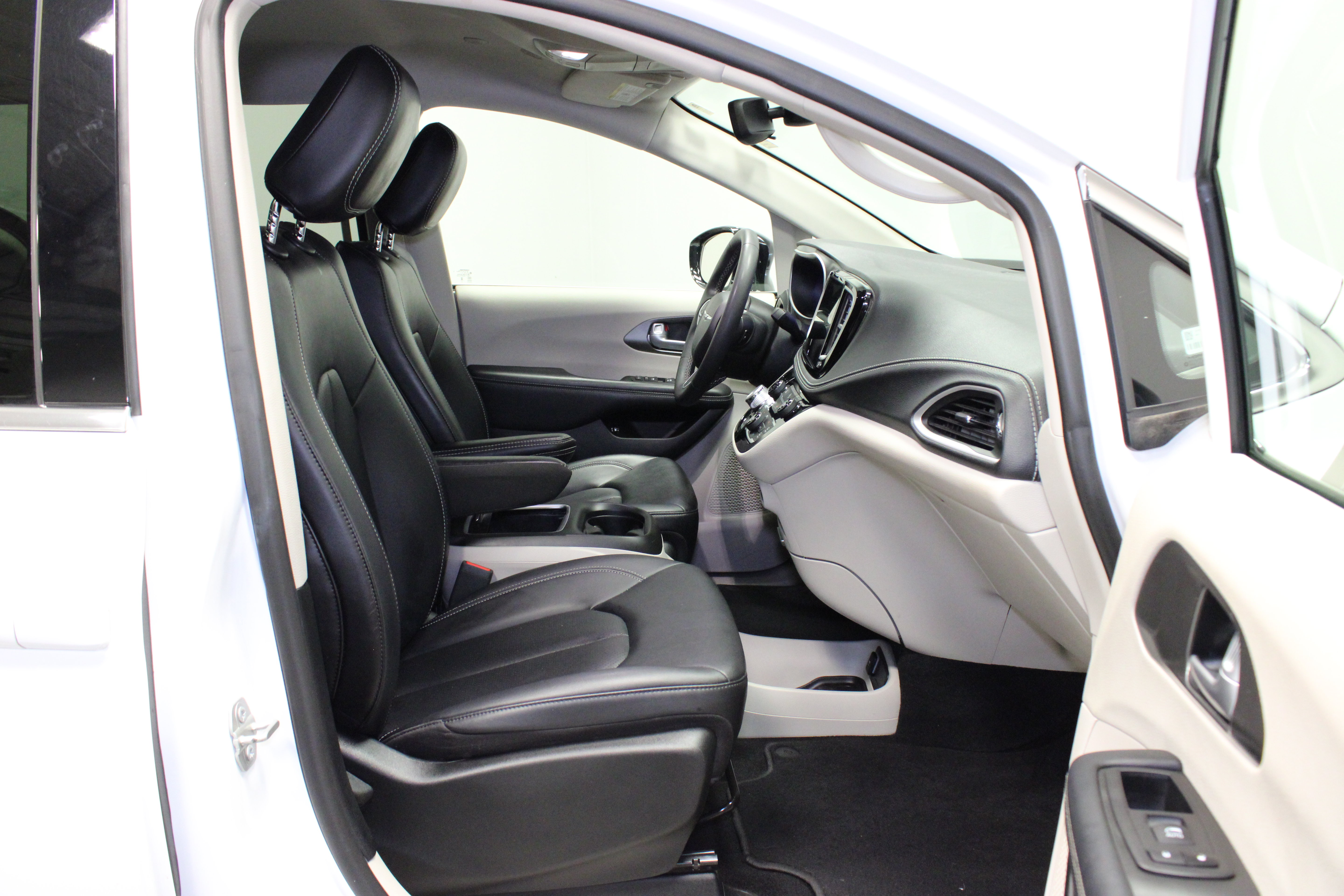 Used 2024 Chrysler Pacifica Limited FWD image 14
