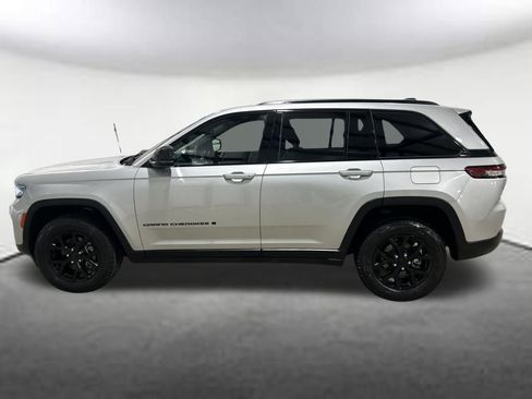 Used 2024 Jeep Grand Cherokee Altitude image 2