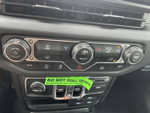 New 2025 Jeep Gladiator Sport image 19