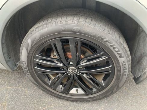 Used 2022 Volkswagen Tiguan SE R-Line image 20