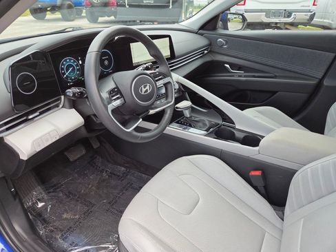 Used 2025 Hyundai Elantra Limited image 23