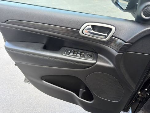 Used 2019 Jeep Grand Cherokee Altitude AWD/4WD image 14