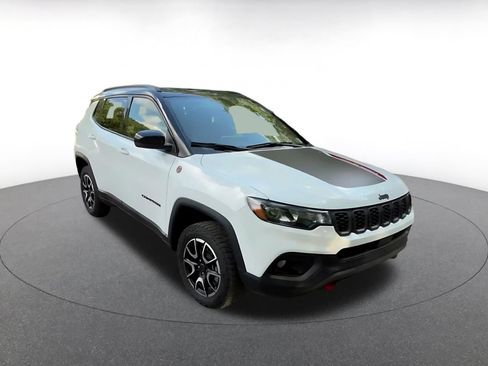 Used 2025 Jeep Compass Trailhawk AWD/4WD image 3
