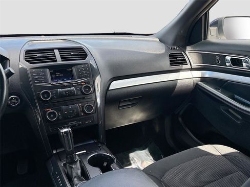Used 2017 Ford Explorer XLT image 20