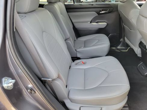 Used 2021 Toyota Highlander XLE FWD image 23