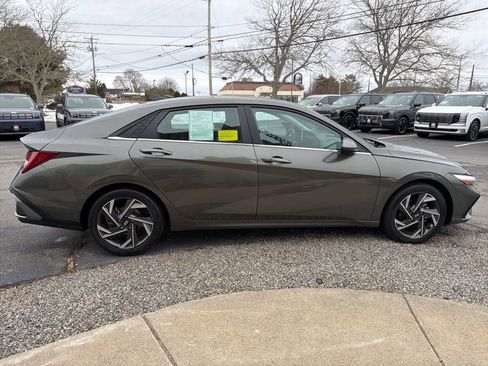 Used 2024 Hyundai Elantra SEL w/ Convenience Package image 4