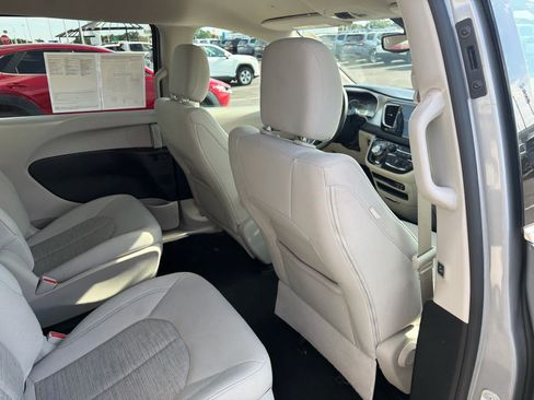 Used 2018 Chrysler Pacifica Touring Plus FWD image 10