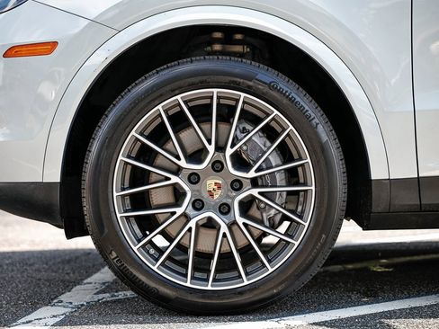 Used 2022 Porsche Cayenne Platinum Edition image 12