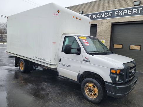 Used 2017 Ford E-350 and Econoline 350 Super Duty w/ Power Windows & Locks Group image 3