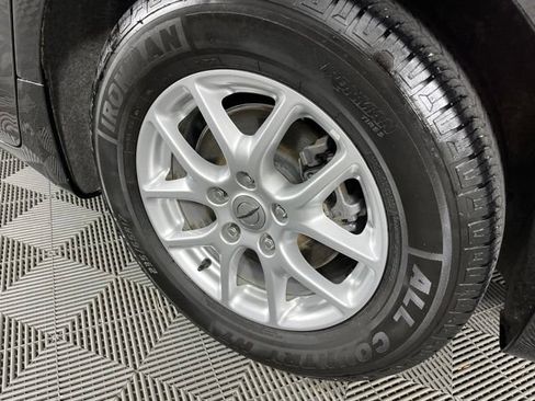 Used 2023 Chrysler Pacifica Touring-L FWD image 14