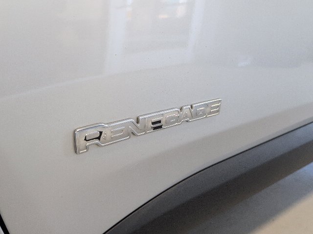 Used 2018 Jeep Renegade Latitude w/ Cold Weather Group AWD/4WD image 10