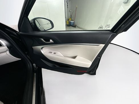 Used 2025 Genesis G70 2.5T image 31