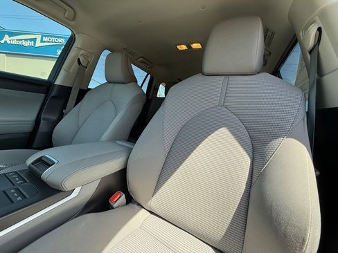 Used 2021 Toyota Highlander LE AWD/4WD image 13