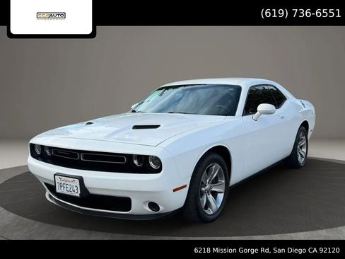 Used 2015 Dodge Challenger SXT RWD image 1