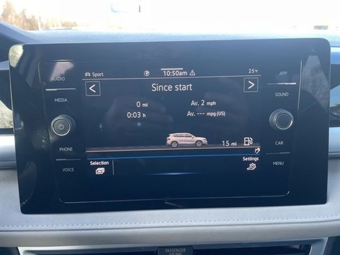 Certified 2025 Volkswagen Taos SE w/ Panoramic Sunroof Package image 18